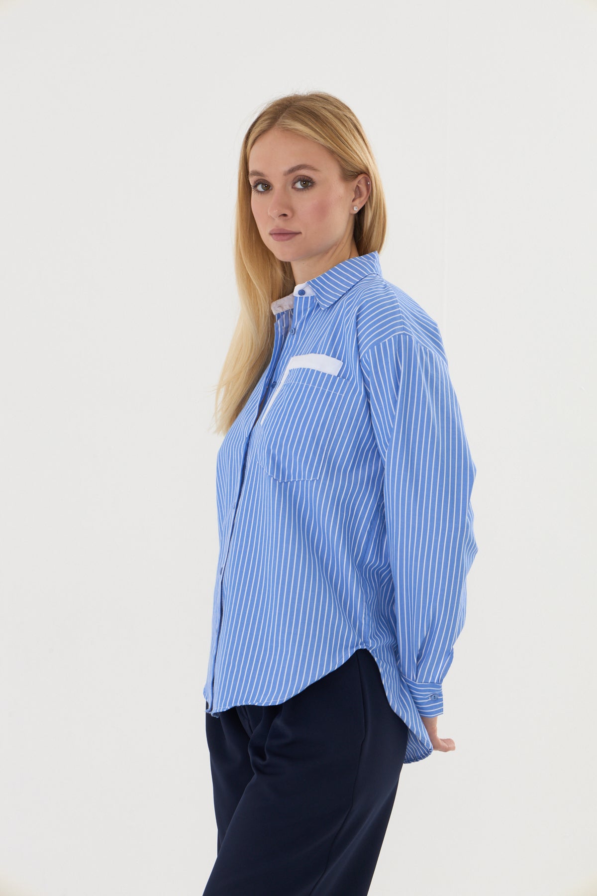 çift renk cepli çizgili mavi oversize gömlek