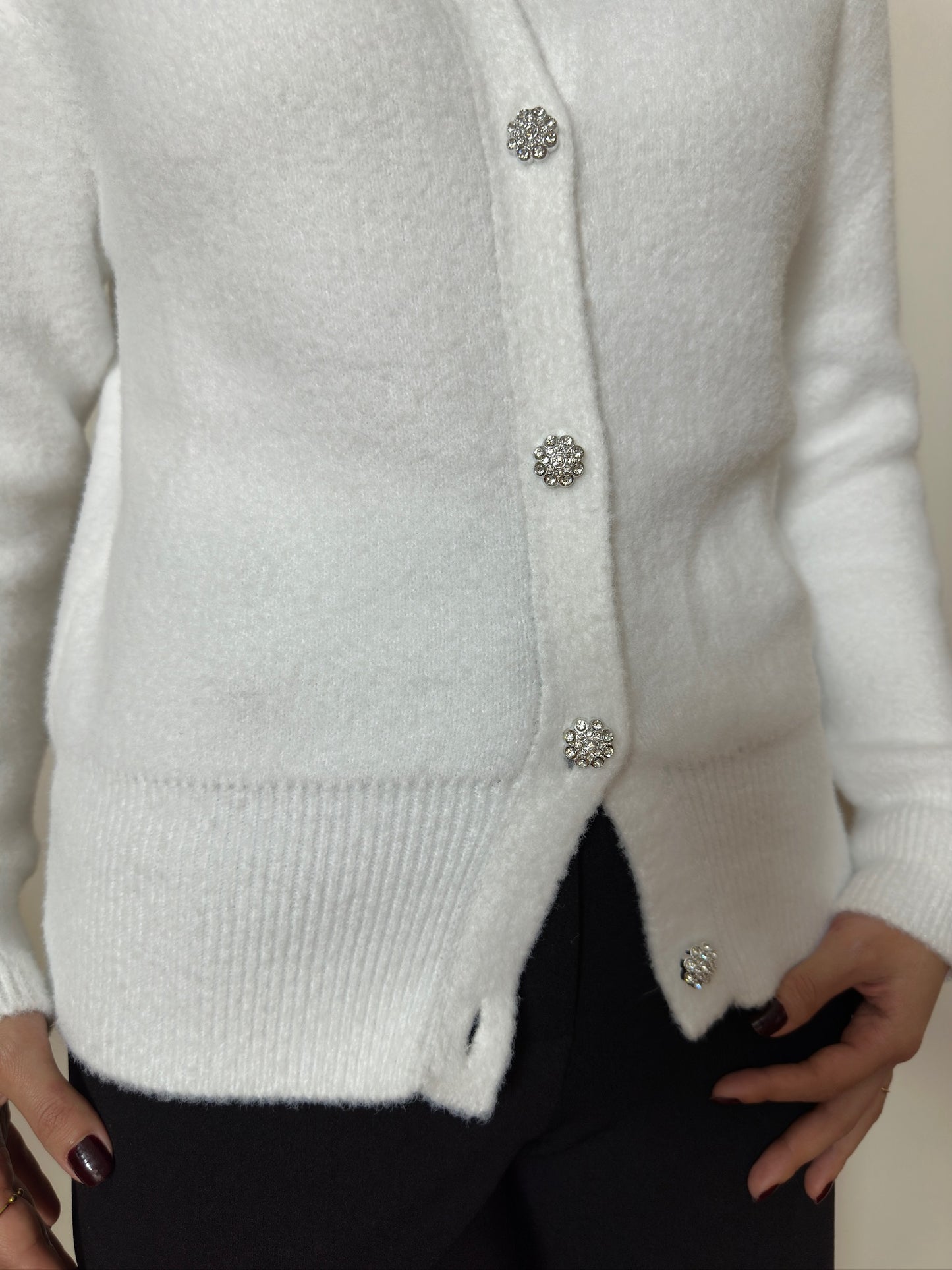 Beyaz Kristal Taş Düğmeli Yumuşak Triko Hırka