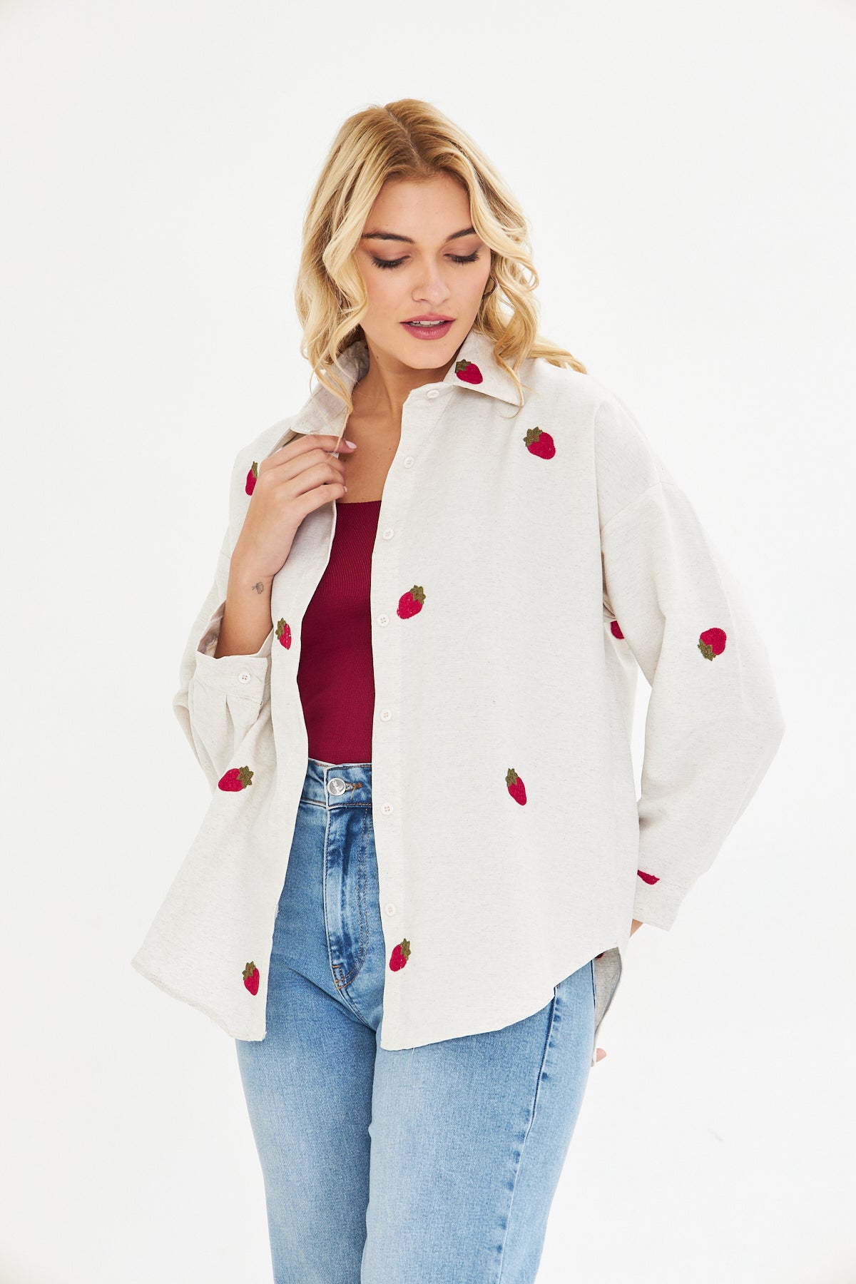 Çilekli Süzene Nakışlı Manşetli Gömlek