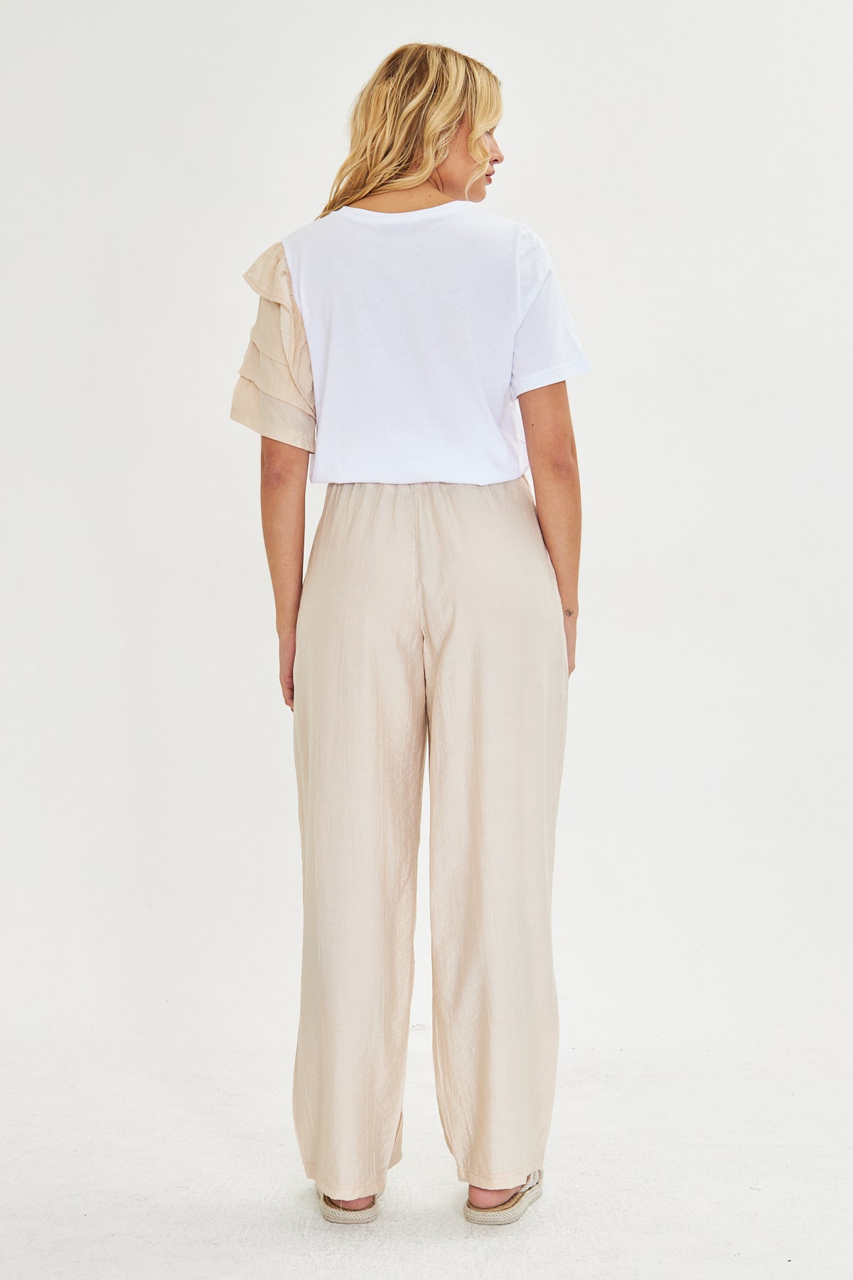 Bej Kolu Fırfırlı Tişört Keten Pantolon Takım