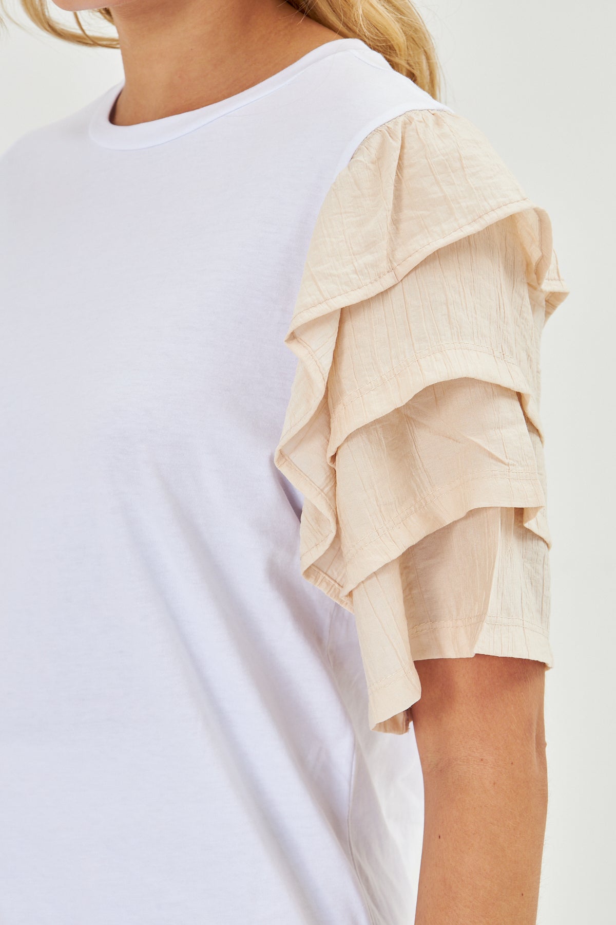 Bej Kolu Fırfırlı Tişört Keten Pantolon Takım