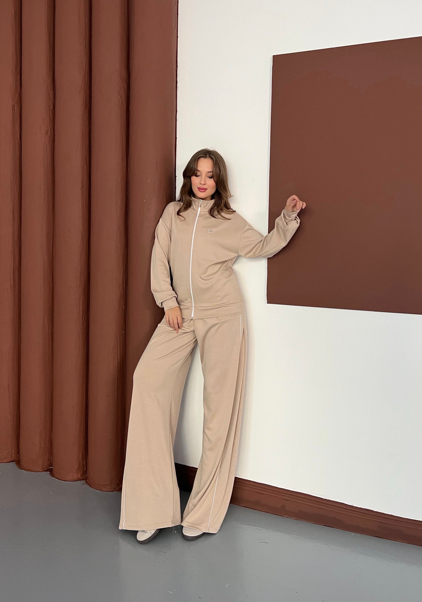 Dik Yaka Fermuarlı Geniş Paça Eşofman Takımı