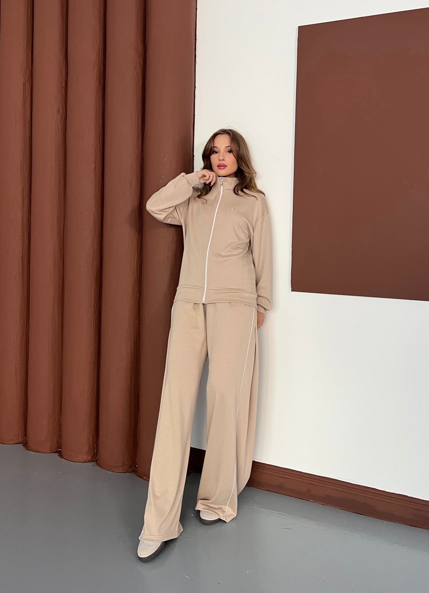 Dik Yaka Fermuarlı Geniş Paça Eşofman Takımı