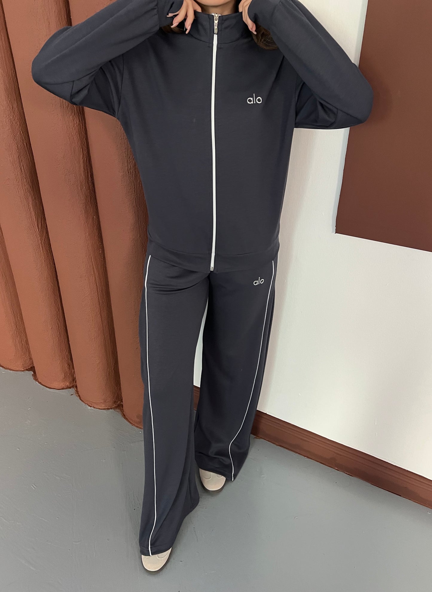 Dik Yaka Fermuarlı Geniş Paça Eşofman Takımı