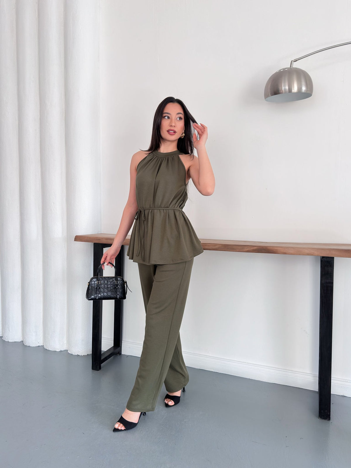 Halter Yaka Kuşaklı Bluz Pantolon İkili Takım