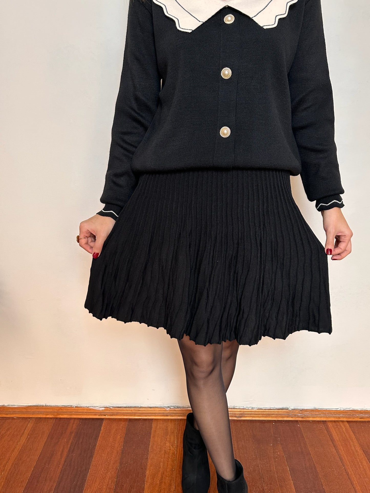 Bebe Yaka İnci Düğmeli Triko Bluz Piliseli Mini Etek Takım