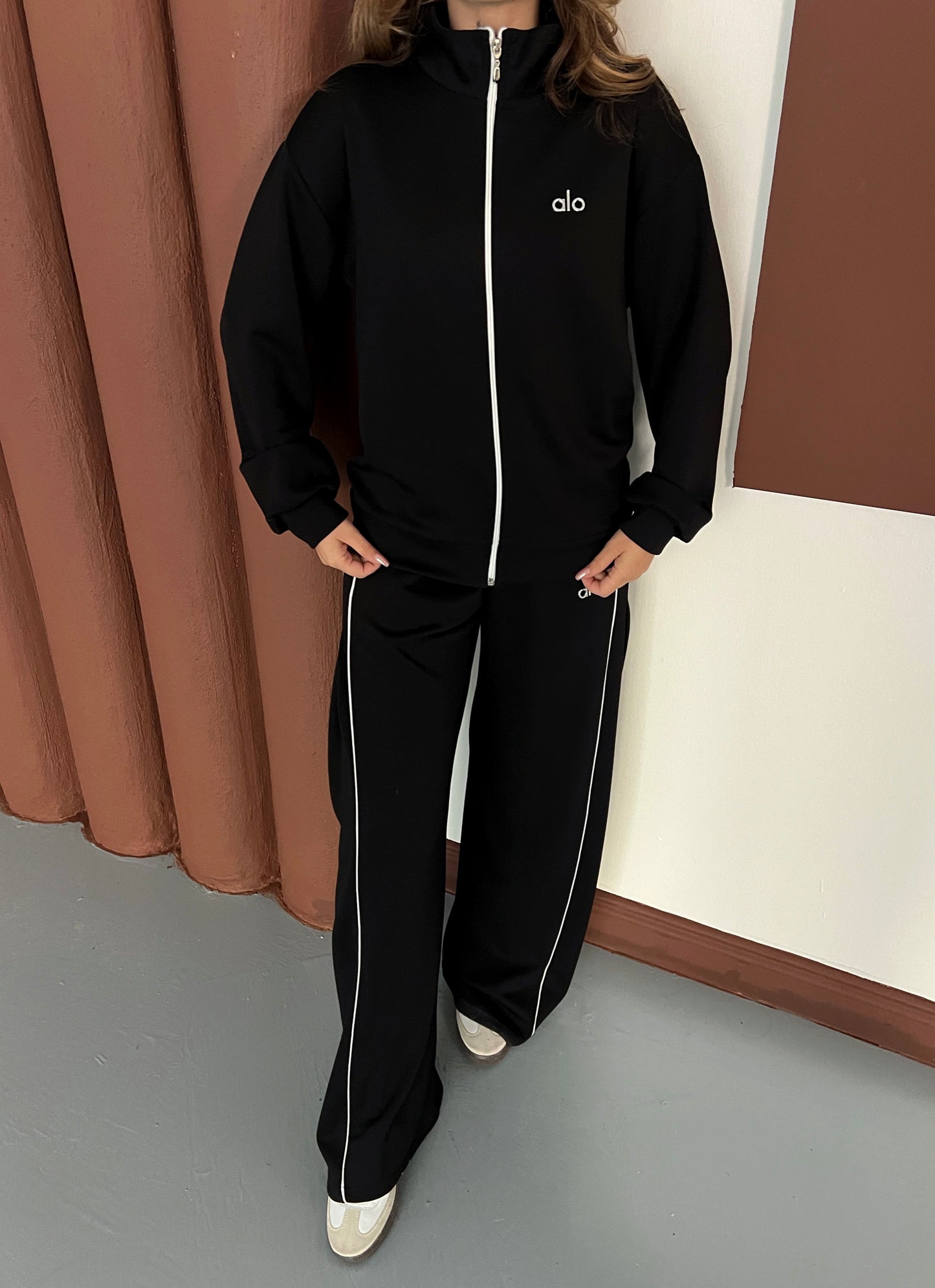 Dik Yaka Fermuarlı Geniş Paça Eşofman Takımı