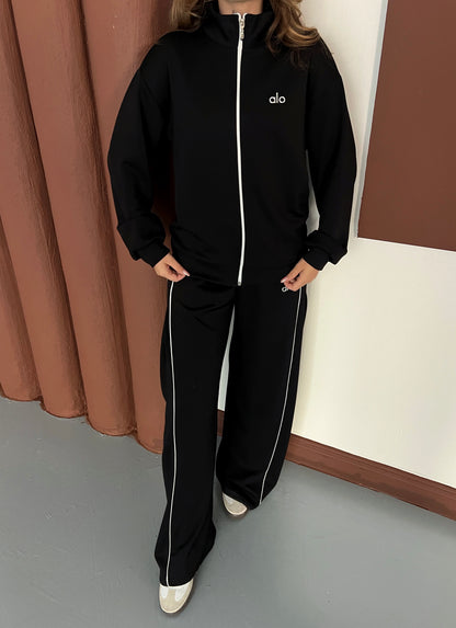 Dik Yaka Fermuarlı Geniş Paça Eşofman Takımı