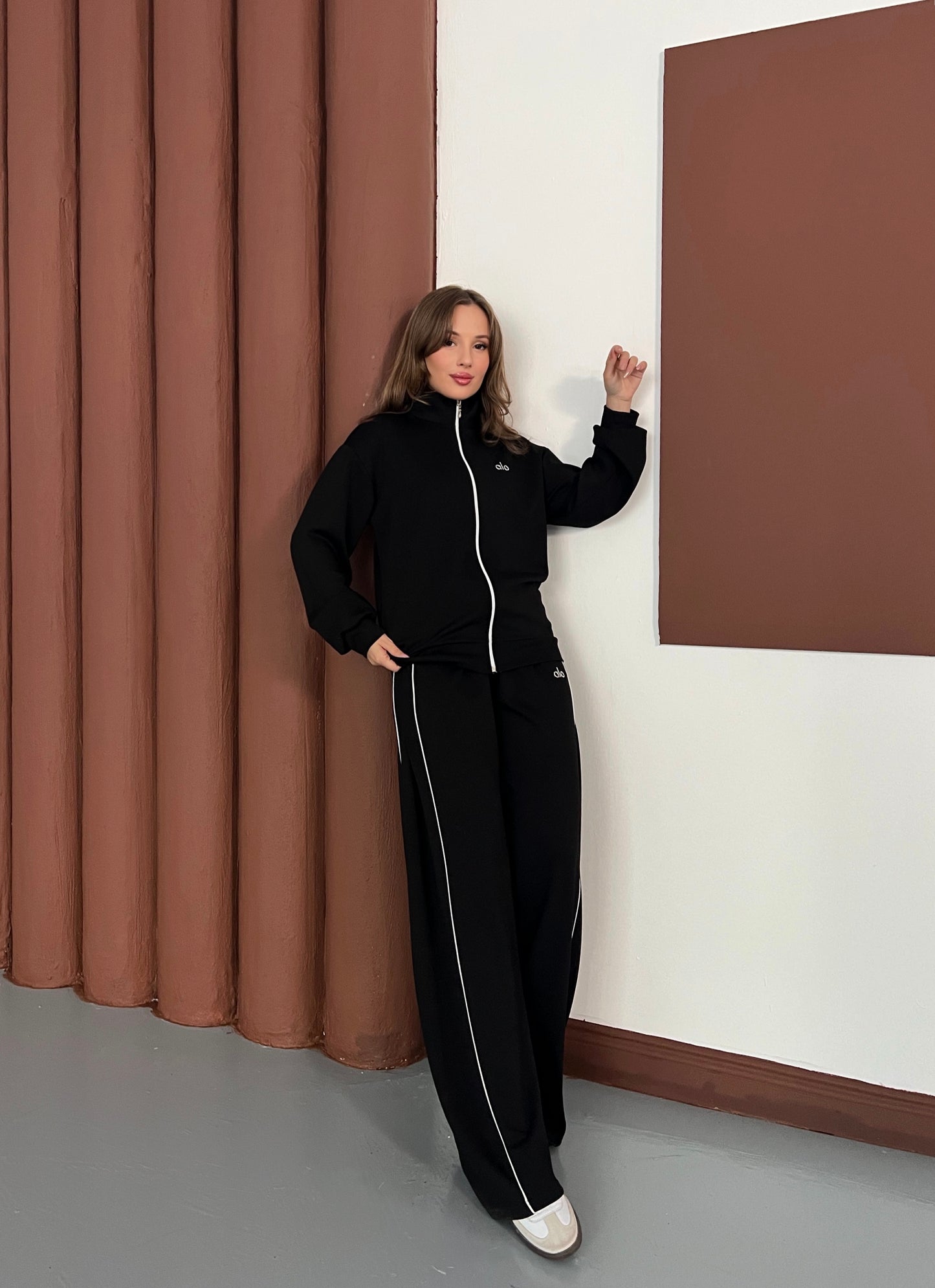 Dik Yaka Fermuarlı Geniş Paça Eşofman Takımı