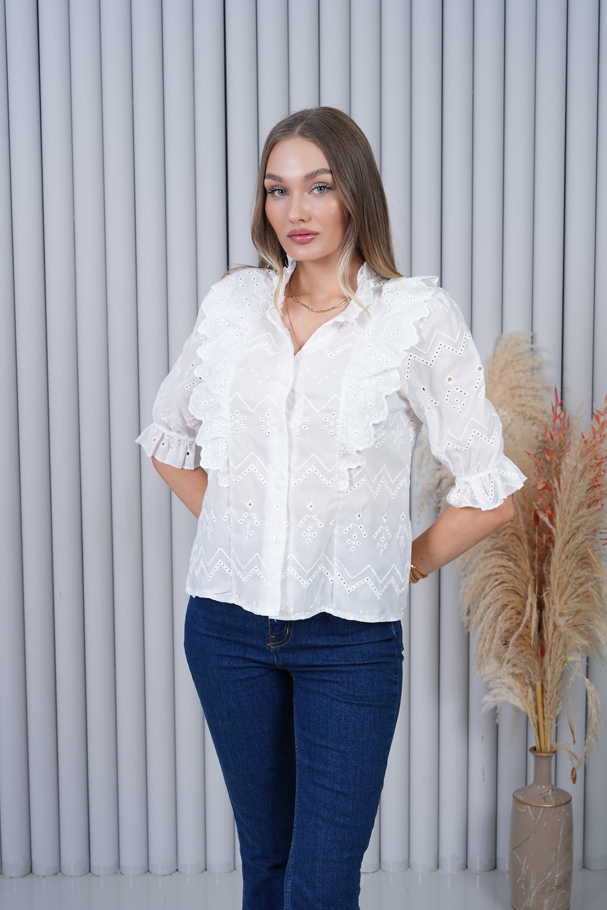 Beyaz Dantel Fistolu Ajurlu Gömlek