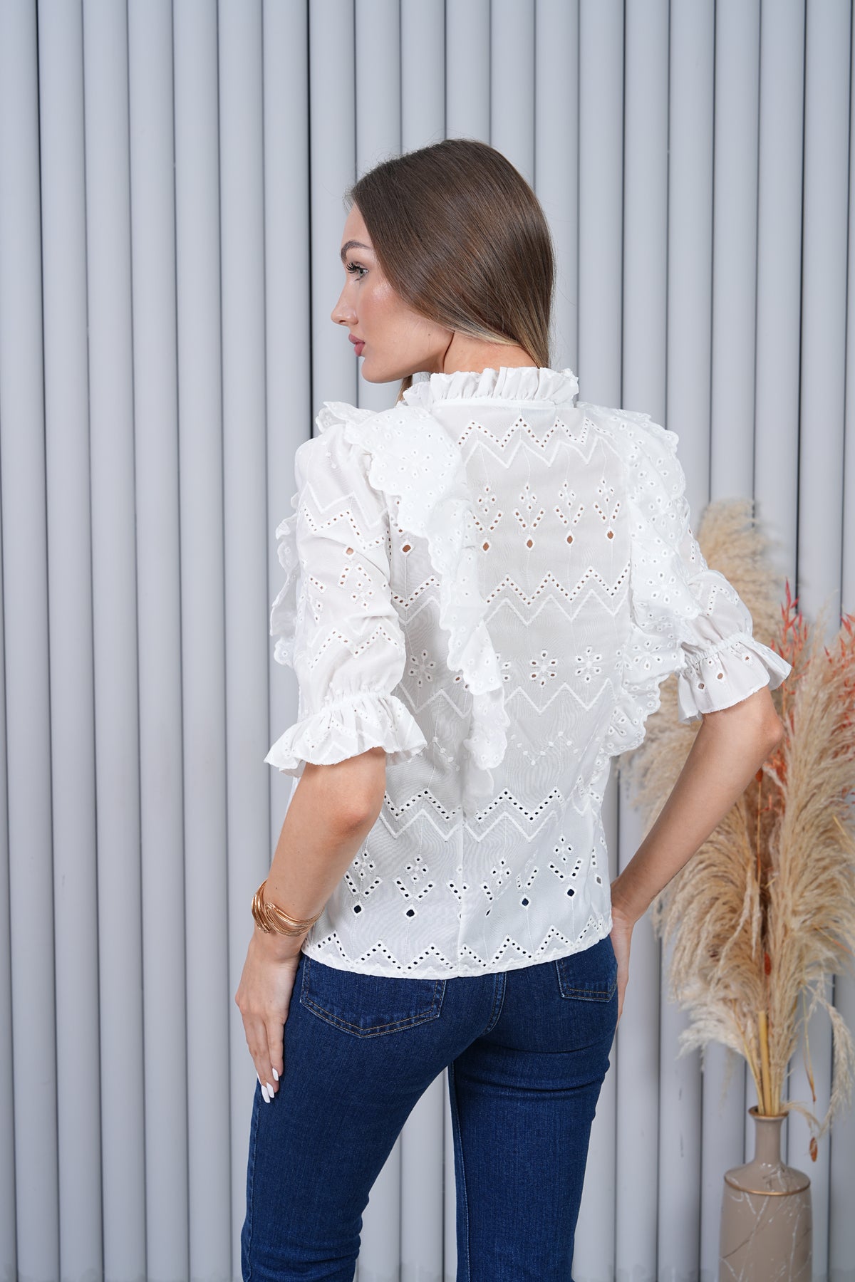 Beyaz Dantel Fistolu Ajurlu Gömlek