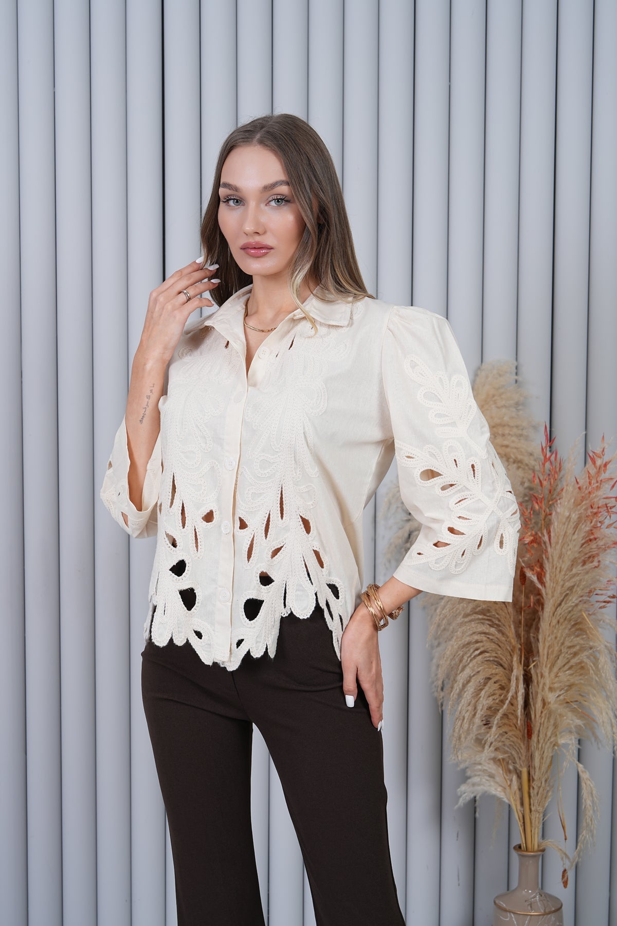 Krem Ajurlu Dantel İşlemeli Balon Kol Gömlek