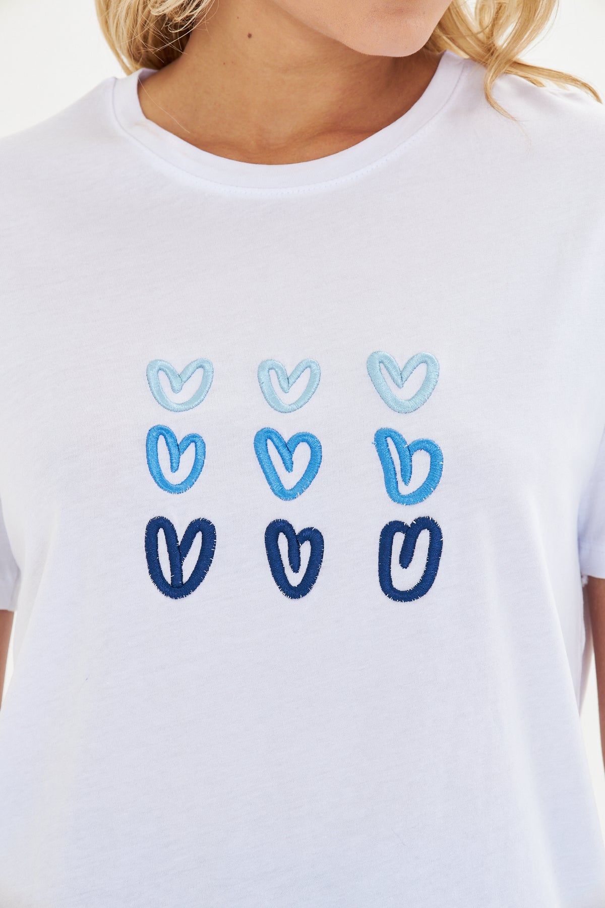 Kalp Nakışlı Tişört