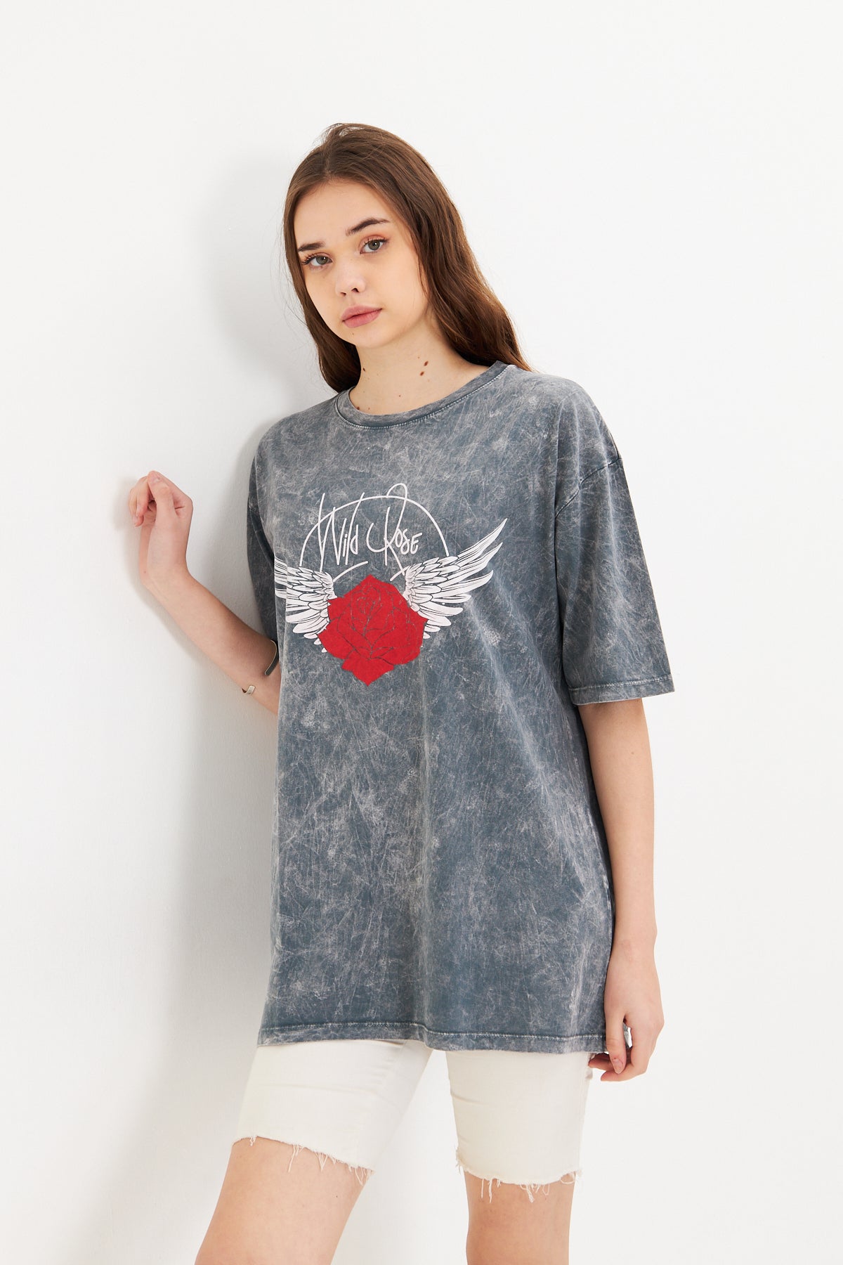 Gri Oversize Gül Baskılı Kadın Tişört