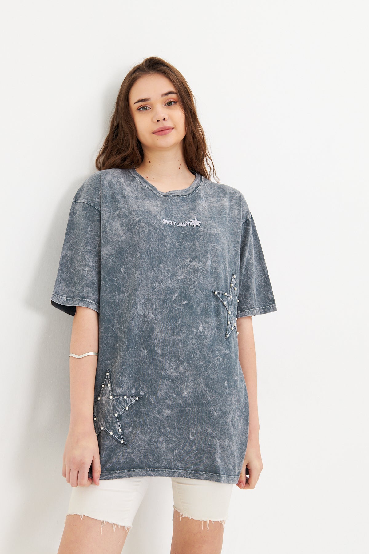 Gri Yıldız Detaylı Yıkamalı Oversize Tişört